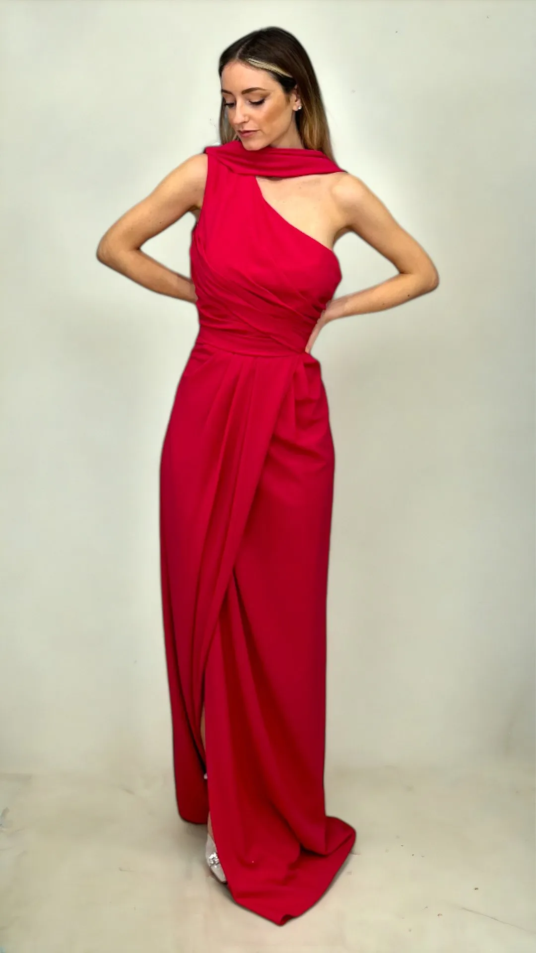 Abito lungo in georgette fucsia monospalla e corpino drappeggiato – Pronovias