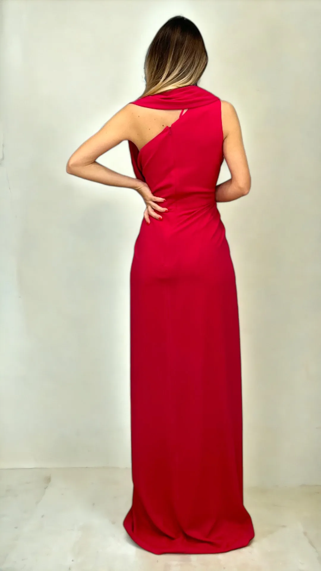Abito lungo in georgette fucsia monospalla e corpino drappeggiato – Pronovias - immagine 2