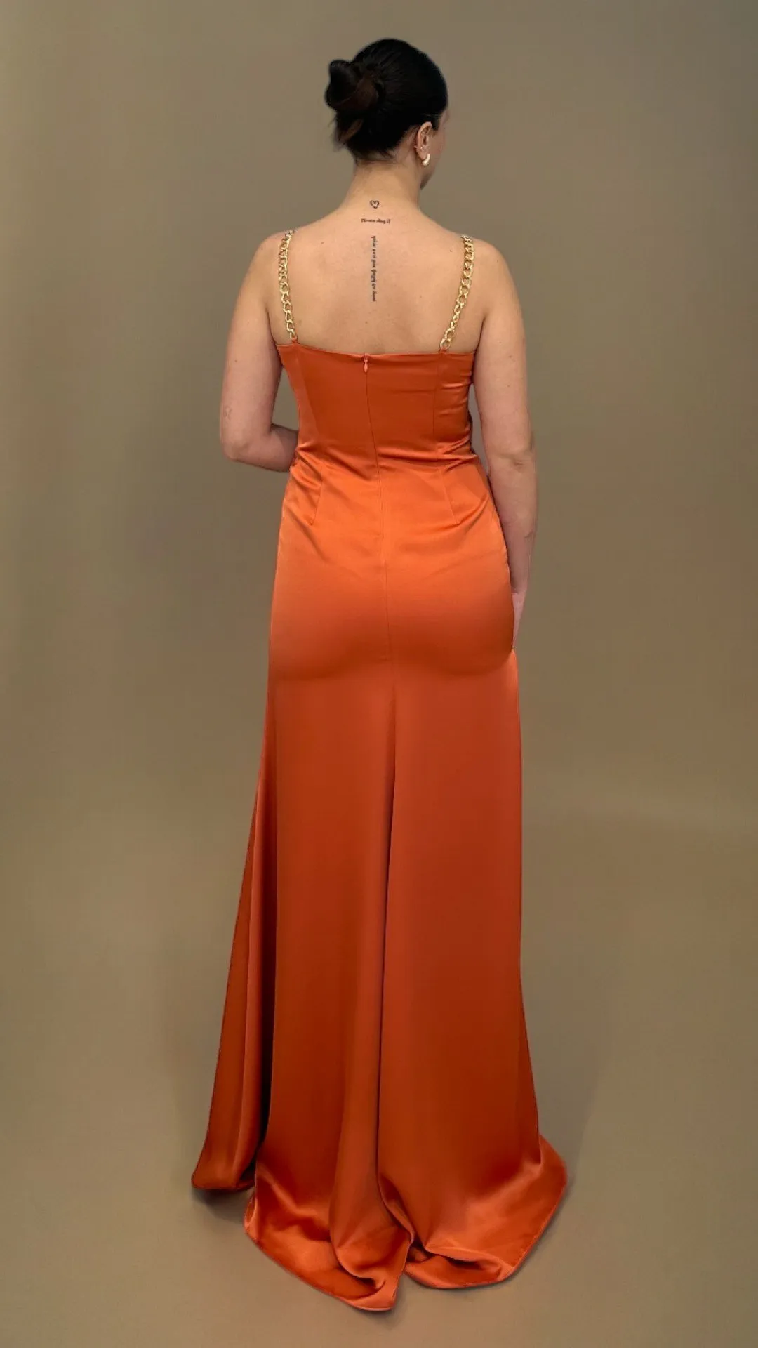 Abito lungo in raso arancione con corpino drappeggiato – Nicole Milano - immagine 2