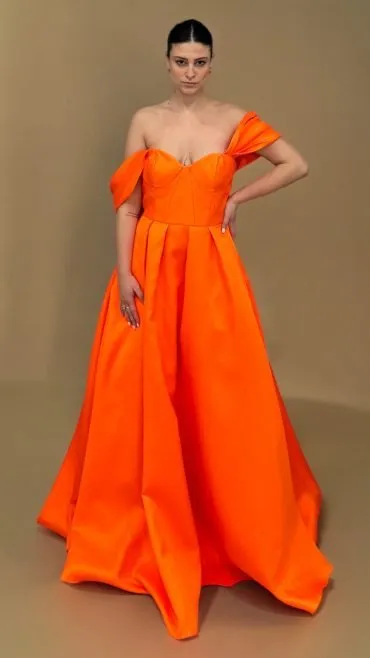 Abito lungo in mikado arancione con corpino drappeggiato e gonna ampia – Vera Wang Bridesmaid