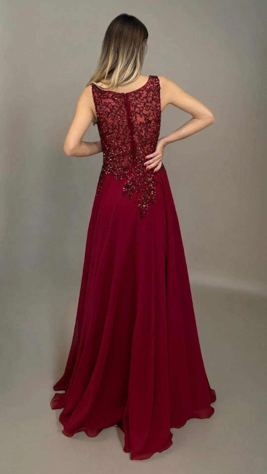Abito lungo in chiffon bordeaux con corpetto in paillettes – Christian Koehlert - immagine 2