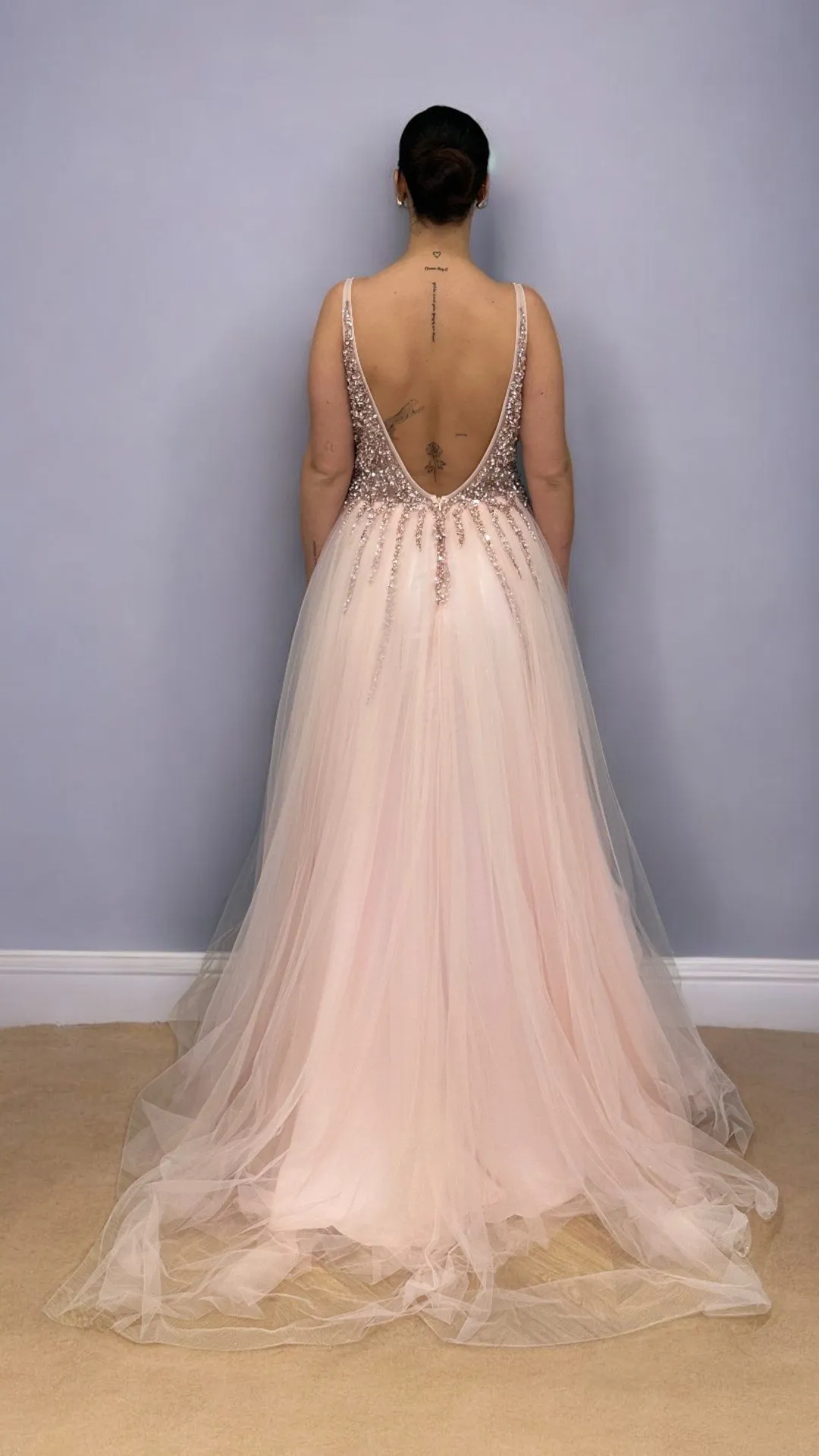 Abito in tulle rosa con scollo a V e corpetto in paillettes – Christian Koehlert - immagine 2