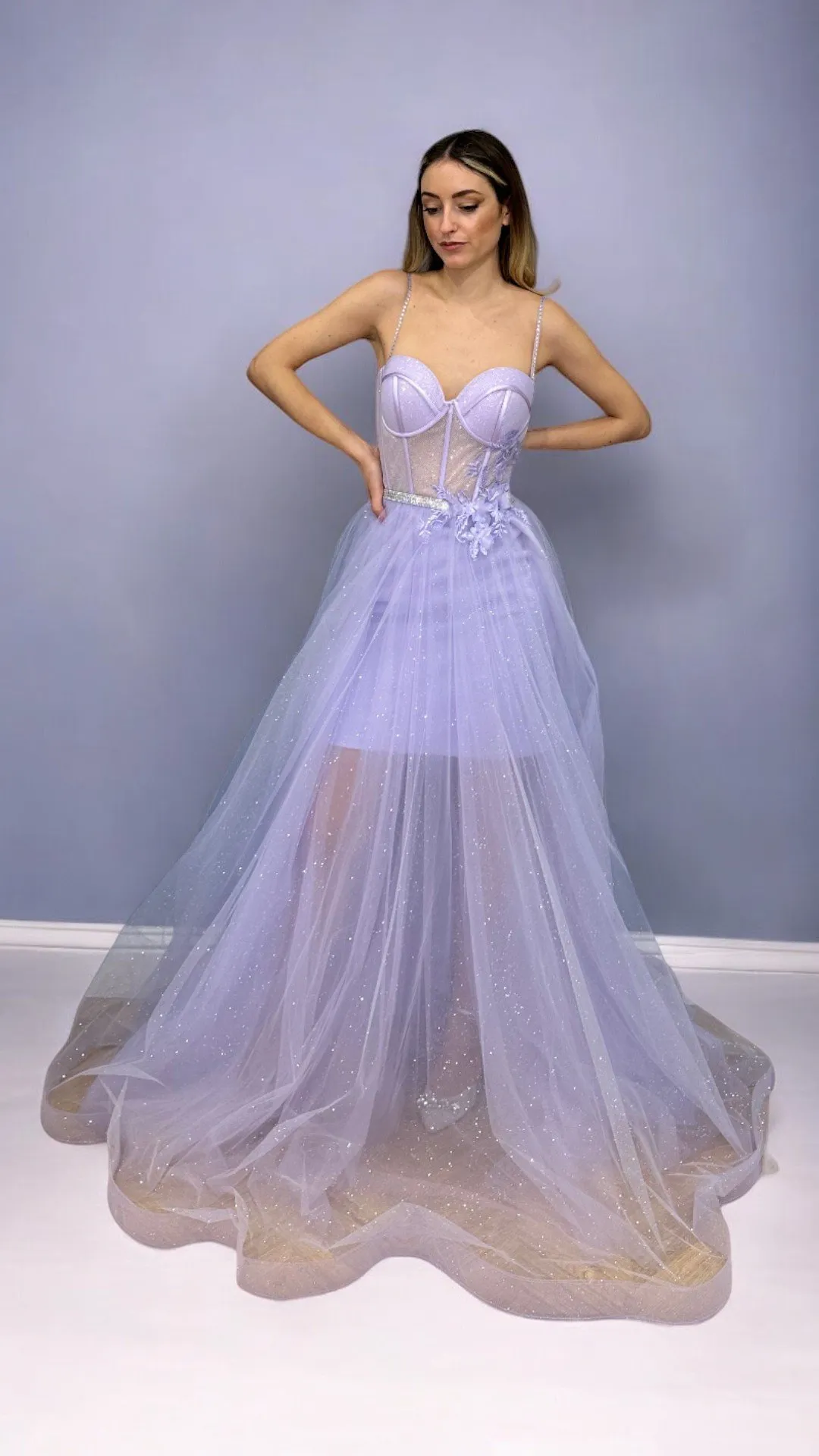 Abito in tulle glitterato con applicazione floreale lilla – Nicole Milano