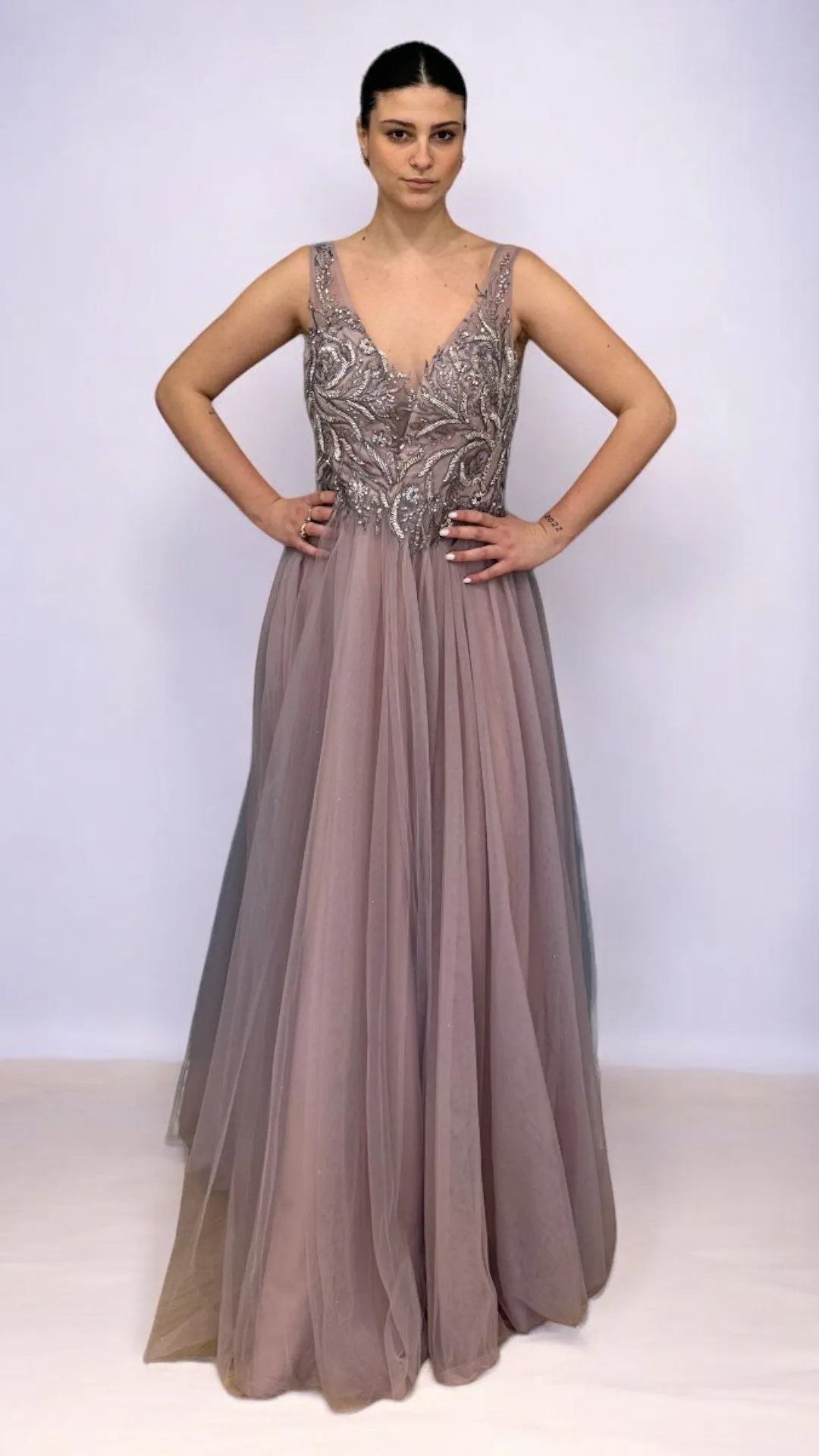 Abito in tulle viola con scollo a V e corpetto in paillettes – Christian Koehlert