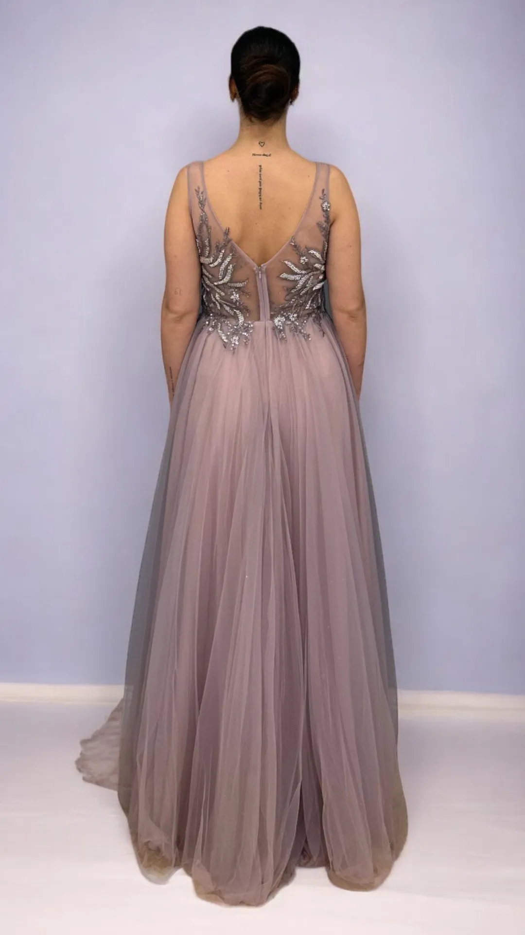 Abito in tulle viola con scollo a V e corpetto in paillettes – Christian Koehlert - immagine 2