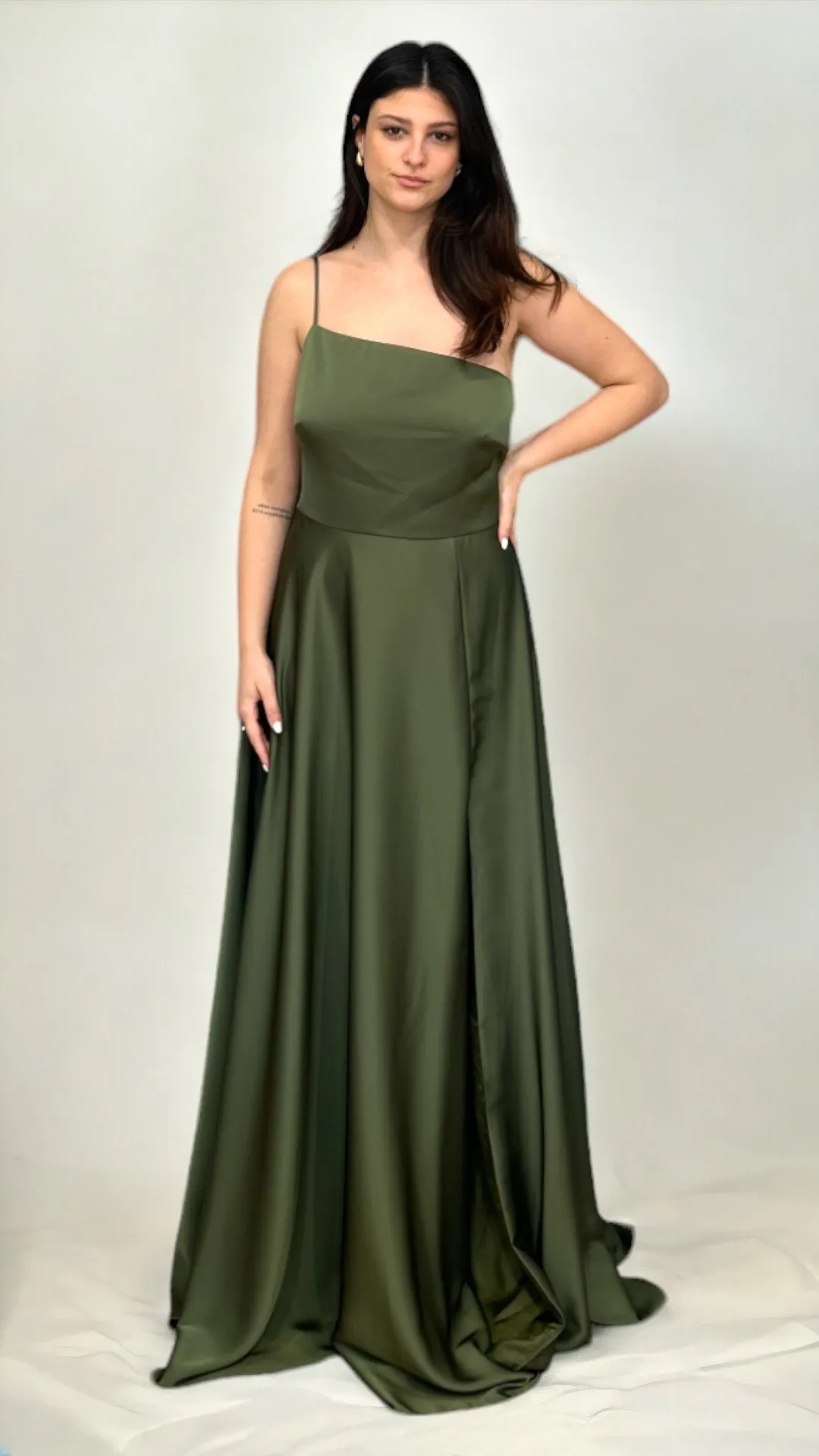 Abito lungo in raso verde oliva monospalla e spacco laterale – Vera Wang Bridesmaid - immagine 2