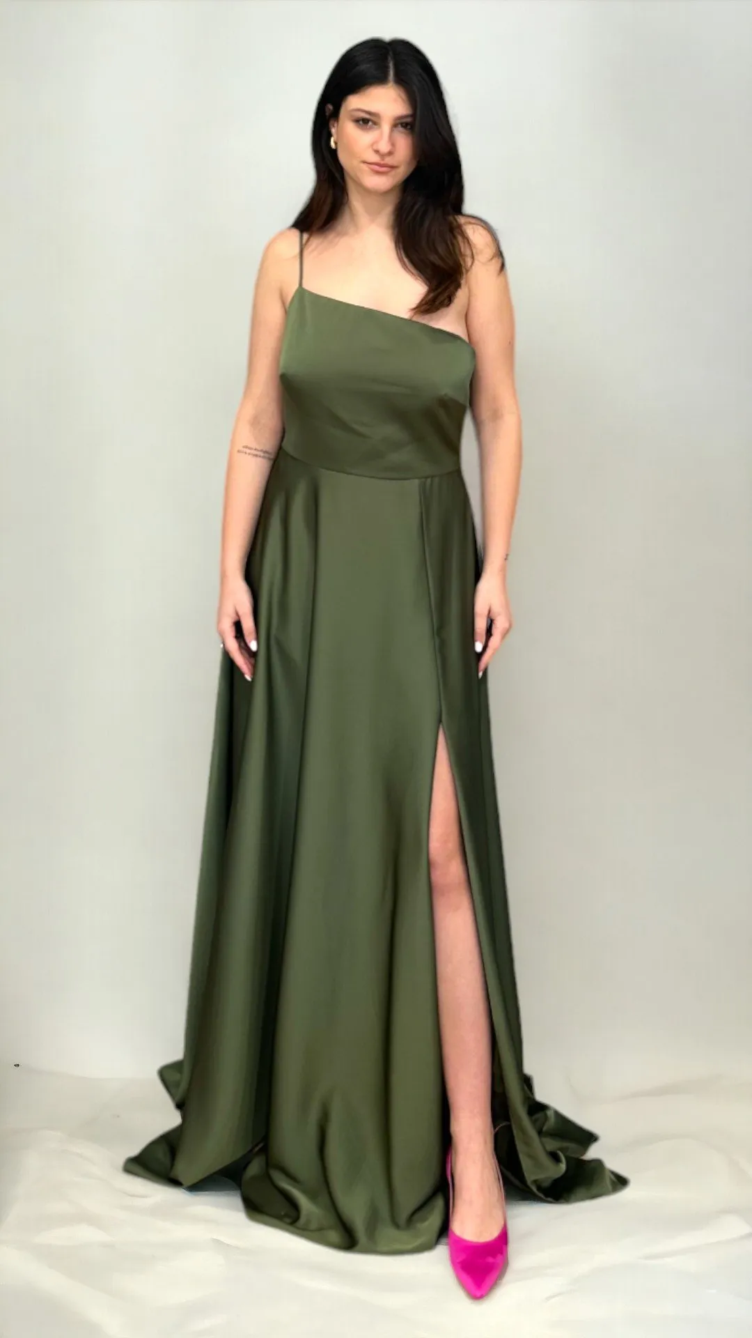 Abito lungo in raso verde oliva monospalla e spacco laterale – Vera Wang Bridesmaid