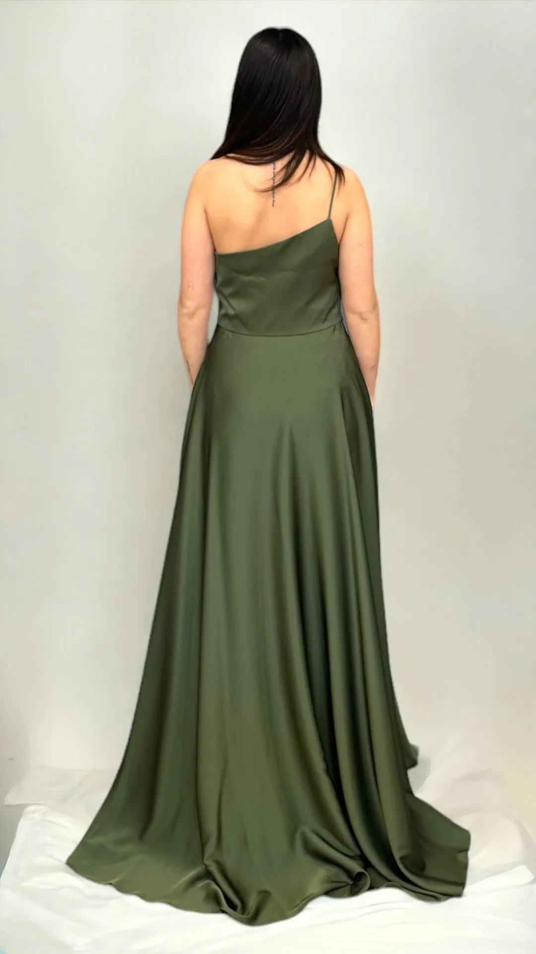 Abito lungo in raso verde oliva monospalla e spacco laterale – Vera Wang Bridesmaid - immagine 3
