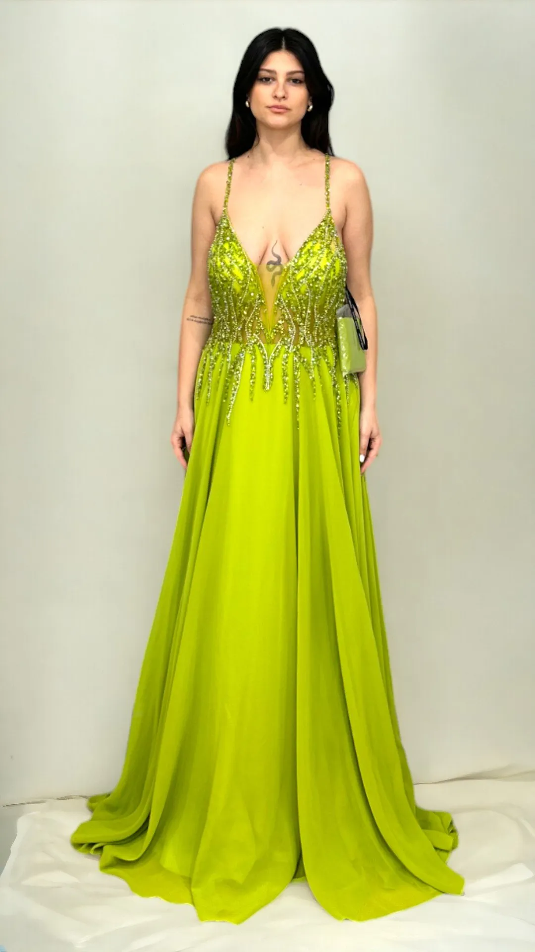 Abito in chiffon Kiwi green con corpetto in paillettes – Christian Koehlert