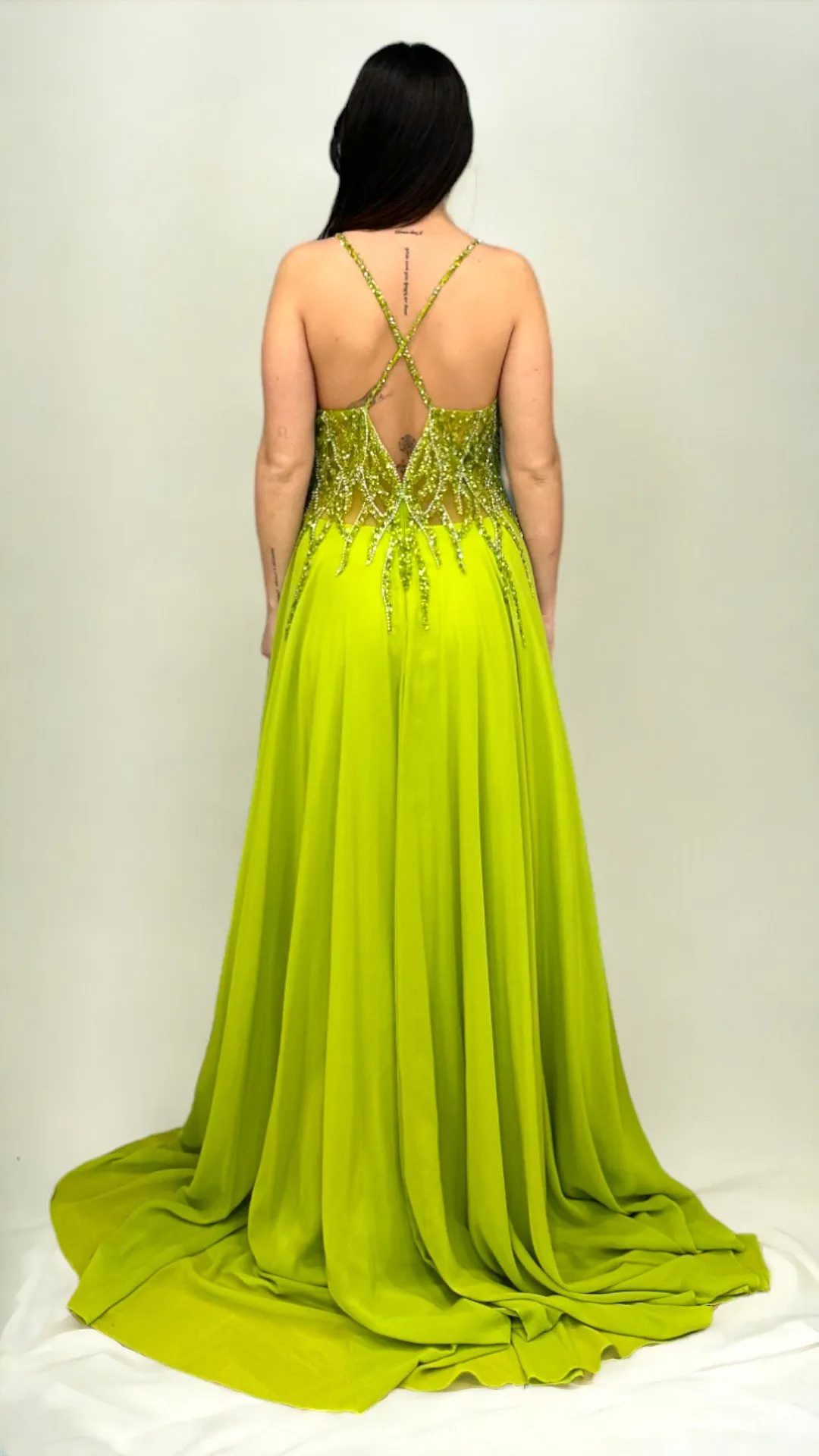 Abito in chiffon Kiwi green con corpetto in paillettes – Christian Koehlert - immagine 2