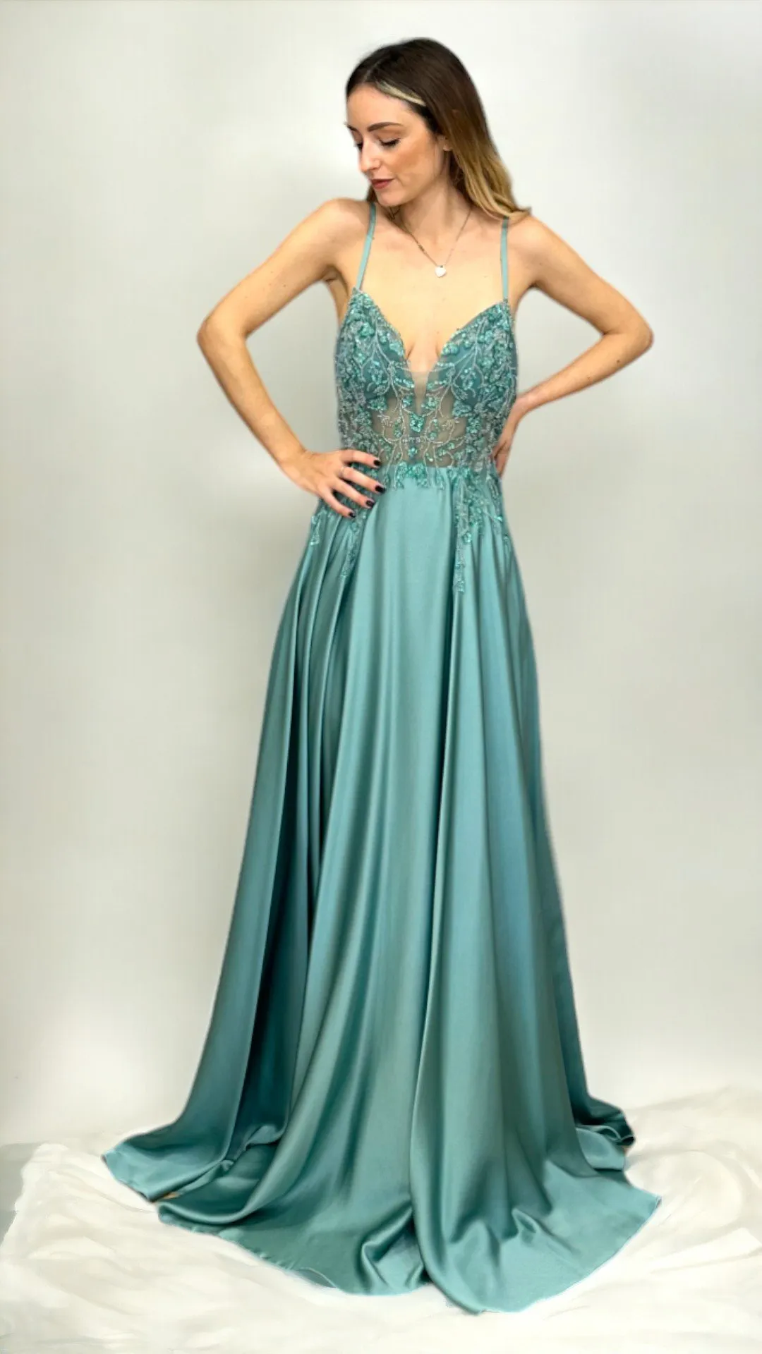 Abito lungo in raso Sterling Blue con corpetto in paillettes – Christian Koehlert