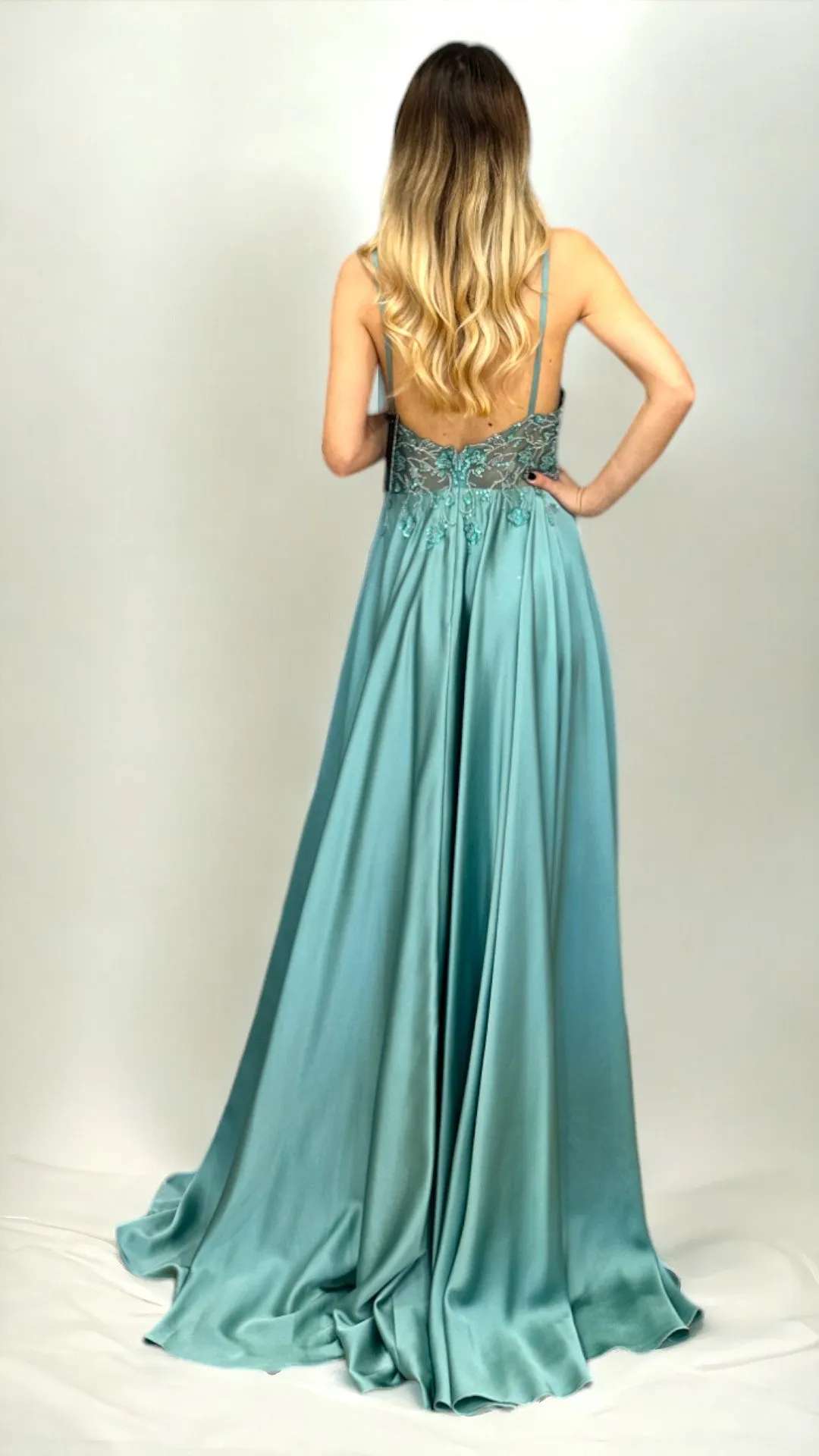 Abito lungo in raso Sterling Blue con corpetto in paillettes – Christian Koehlert - immagine 2