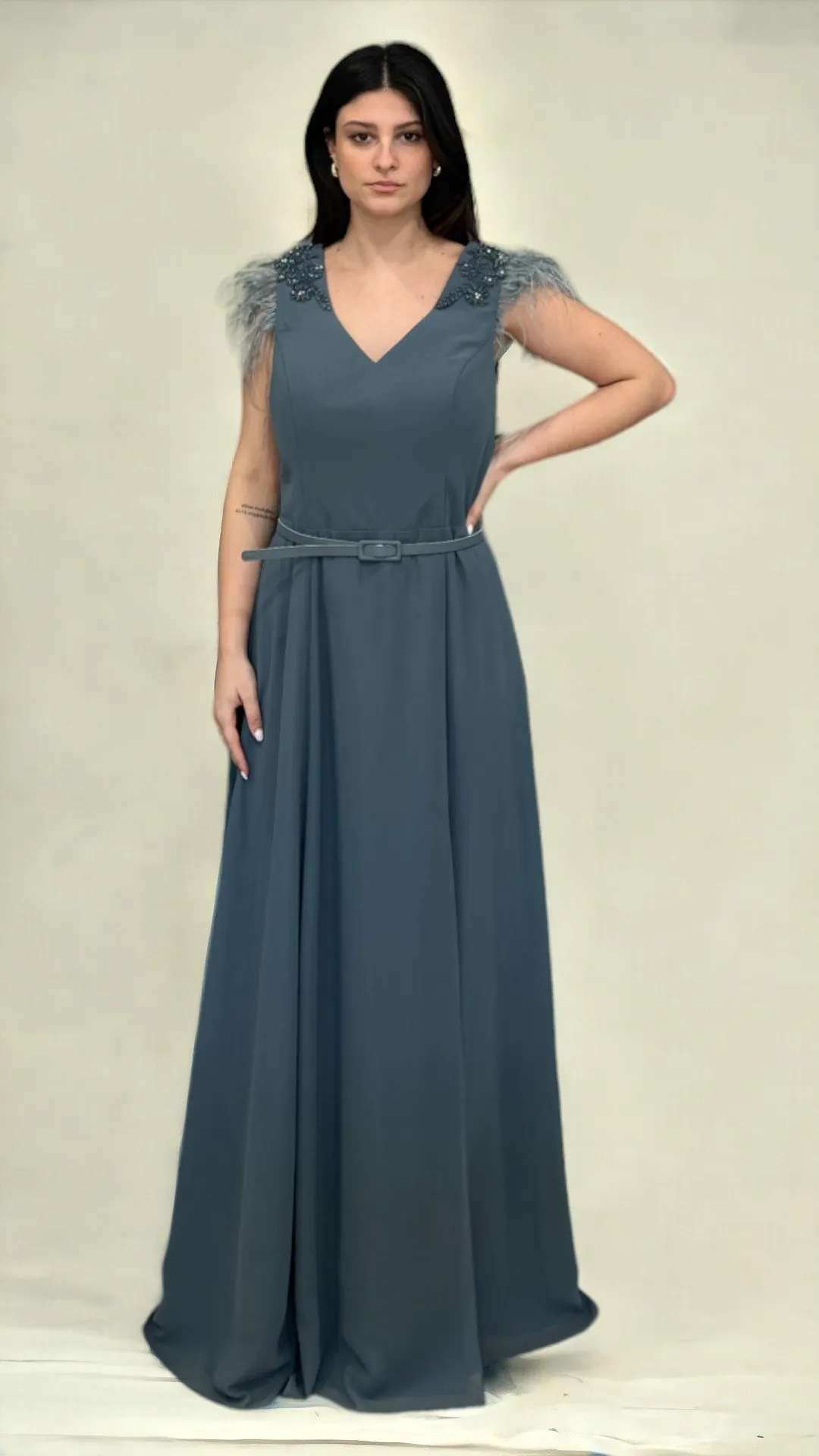 Abito lungo in chiffon con applicazioni ricamate Moonlight Jade con scollo a V – Christian Koehlert