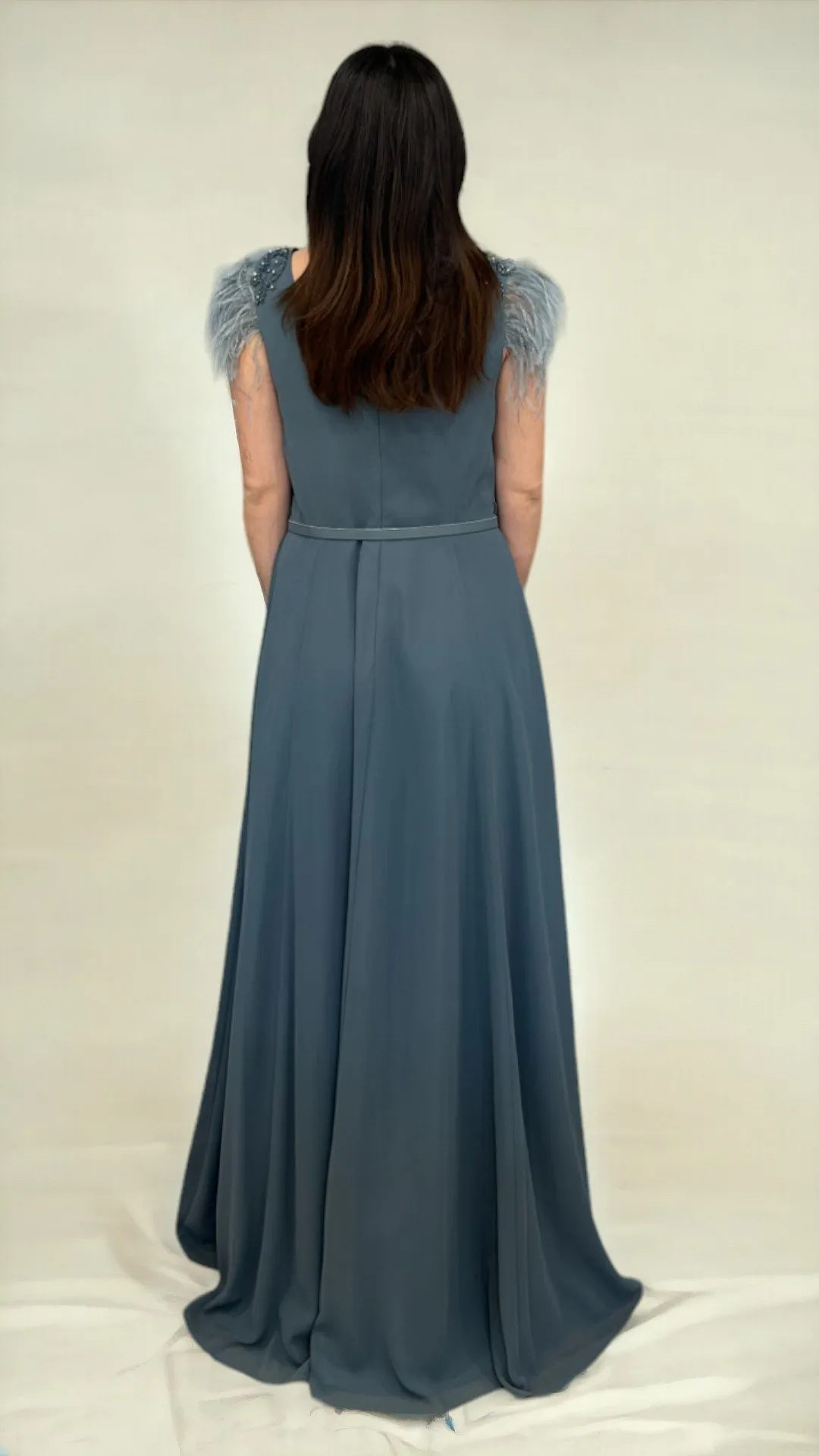 Abito lungo in chiffon con applicazioni ricamate Moonlight Jade con scollo a V – Christian Koehlert - immagine 2