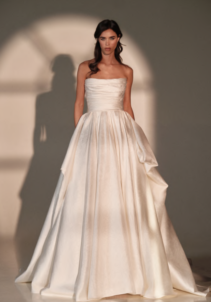 Abito da sposa Creazioni Maria Pia in mikado avorio, corpetto drappeggiato senza spalline e gonna ampia